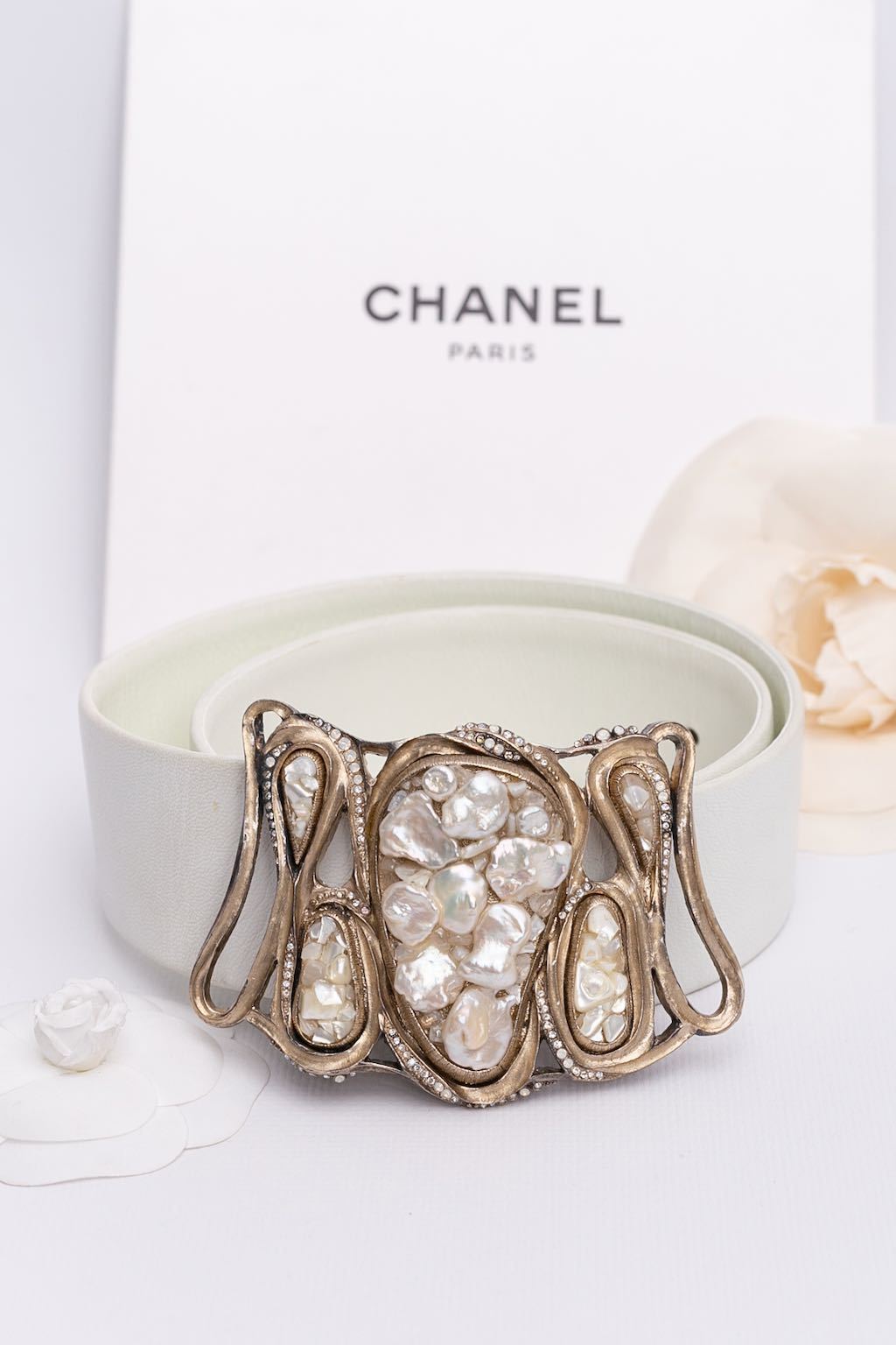 Ceinture en cuir blanc Chanel – Accessorio premium elegante
