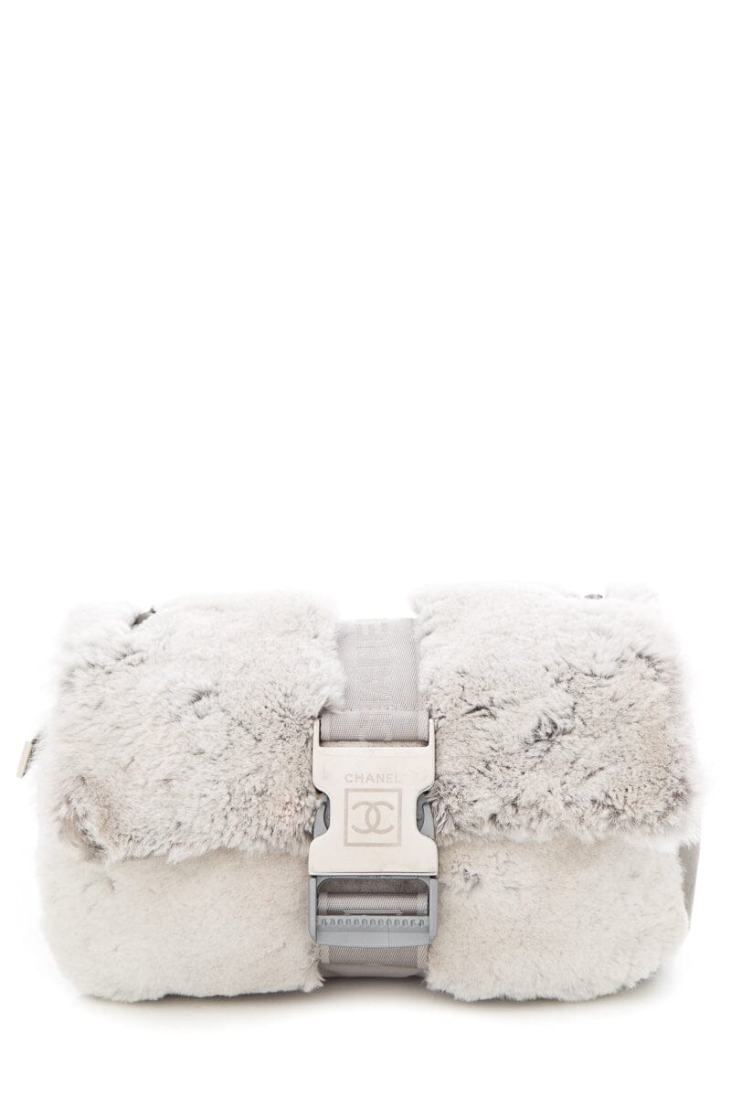 Chanel 2005/06 Grey Cross Body Rabbit Fur & Silver Seatbelt Buckle Handbag – Accessorio premium elegante