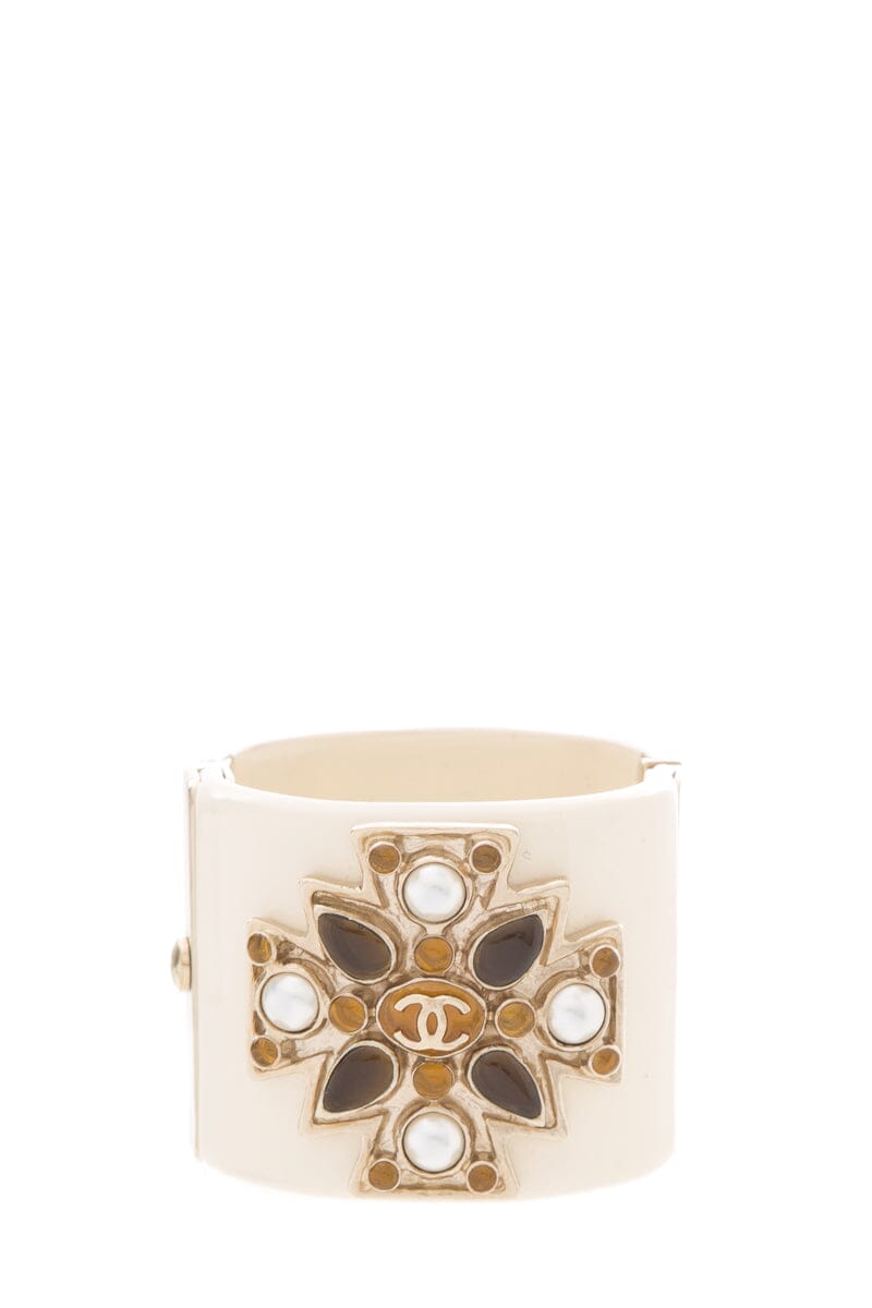 Chanel 2013 Cream Pearl & Yellow Studded Logo Cuff Bracelet – Accessorio premium elegante