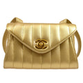 CHANEL 1994-1996 Gold Lambskin Vertical Shoulder Bag – Accessorio premium elegante