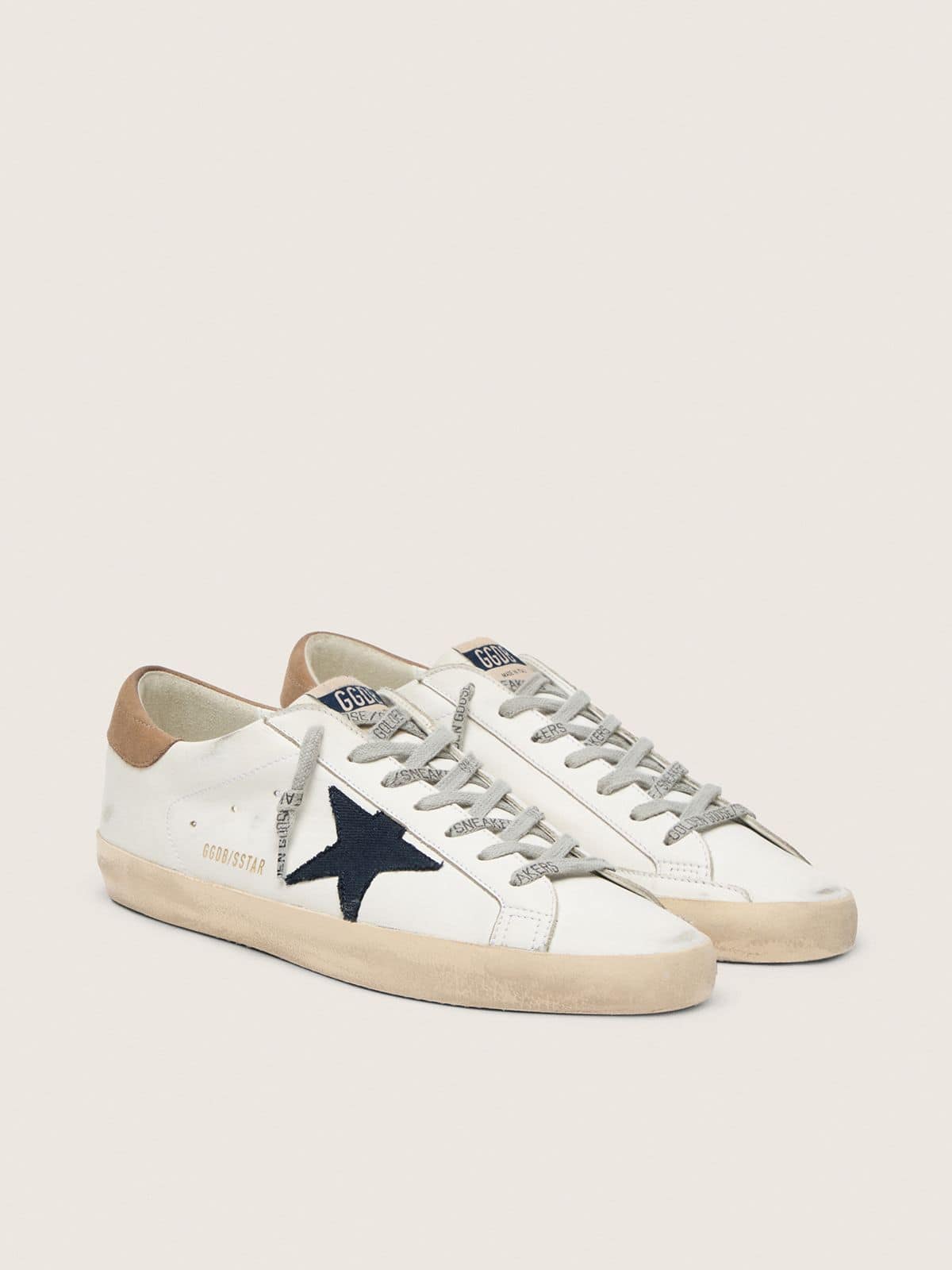 Golden Goose Super-Star Uomo in Pelle Bianca con Stella in Canvas Blu Notte e Talloncino in Pelle Color Tabacco