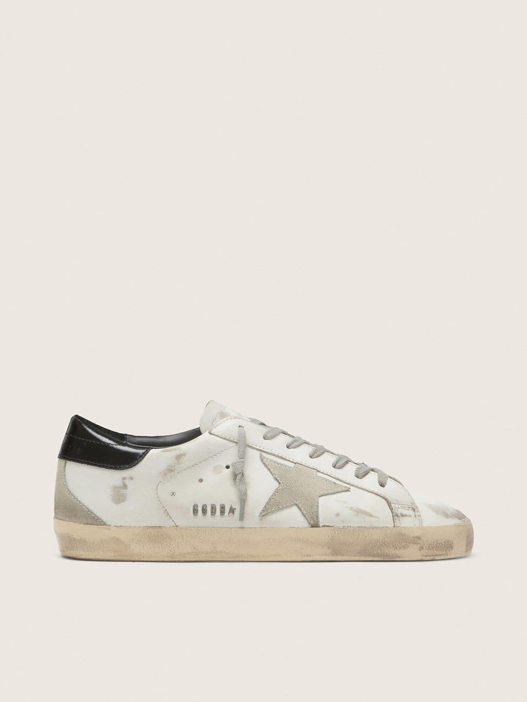 Golden Goose Super-Star Uomo con Talloncino Nero e Metal Studs Lettering