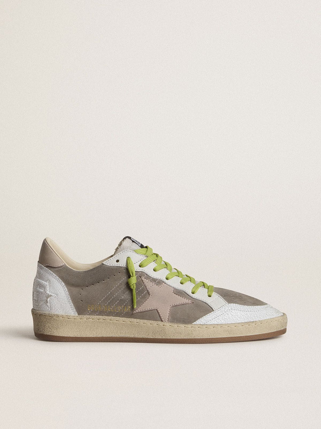 Golden Goose Ball Star Uomo in Suede Grigio con Stella in Suede Rosa Antico e Talloncino in Pelle Beige