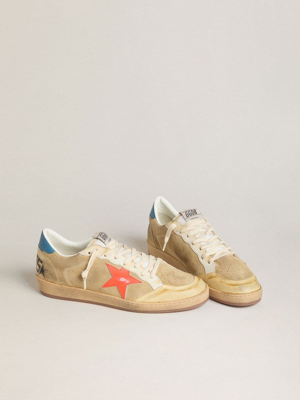 Golden Goose Ball Star Uomo in Suede Beige con Stella in Pelle Corallo e Talloncino in Nappa Blu