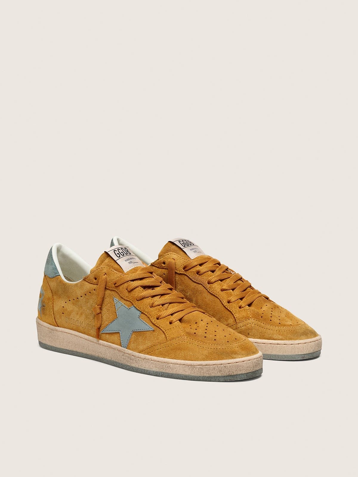 Golden Goose Ball Star Uomo in Suede Ocra con Stella in Pelle e Talloncino in Suede Azzurro
