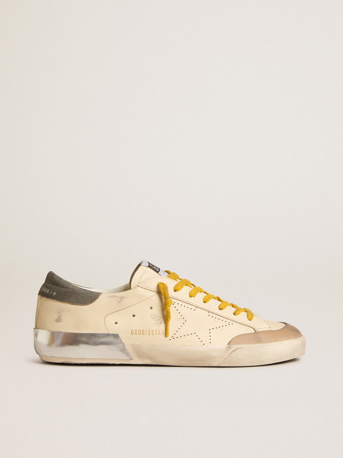 Golden Goose Super-Star Uomo in Pelle con Stella Traforata e Talloncino in Suede Grigio
