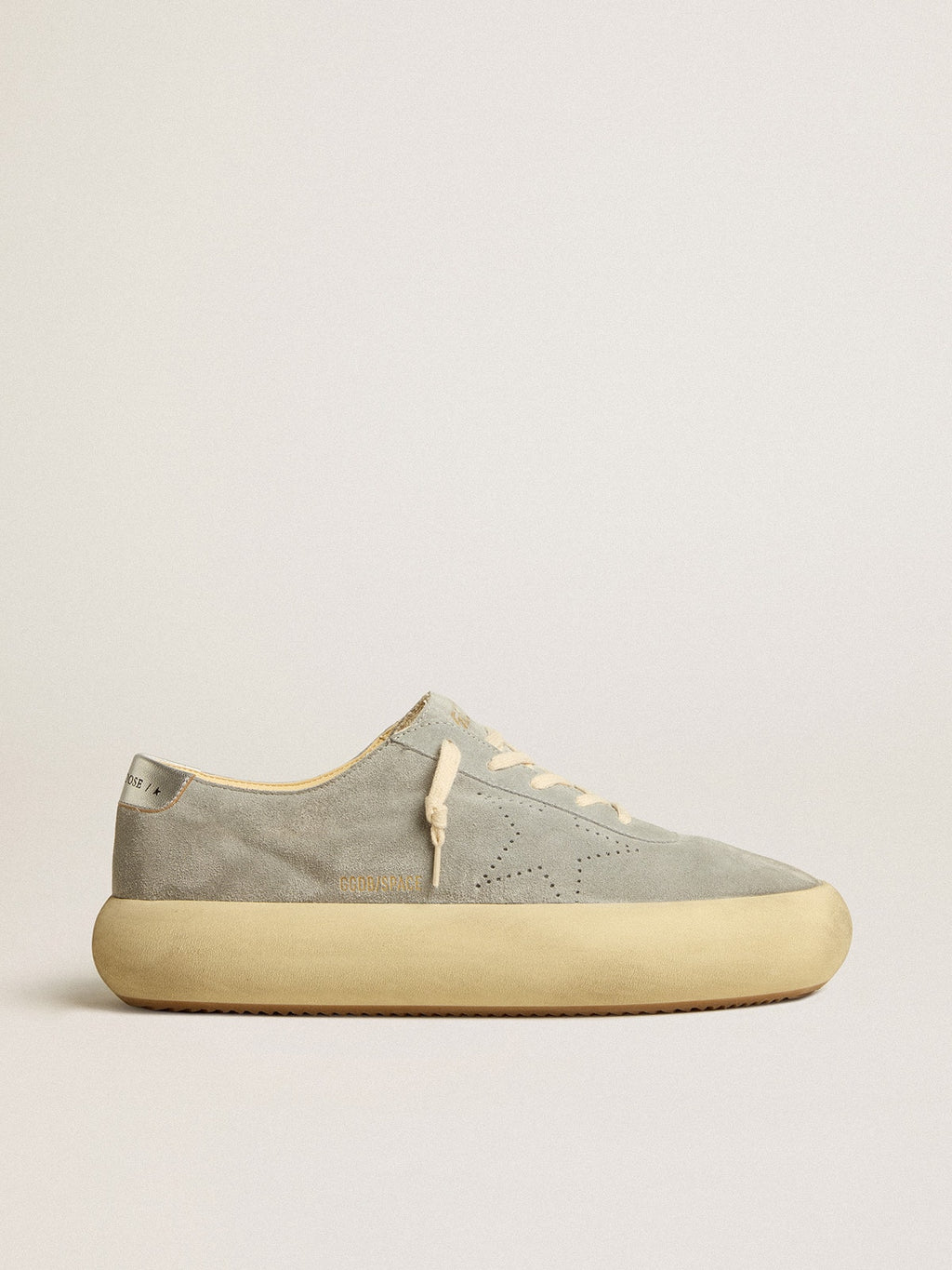 Golden Goose Scarpe Space Star Uomo in Suede Ghiaccio con Stella Traforata