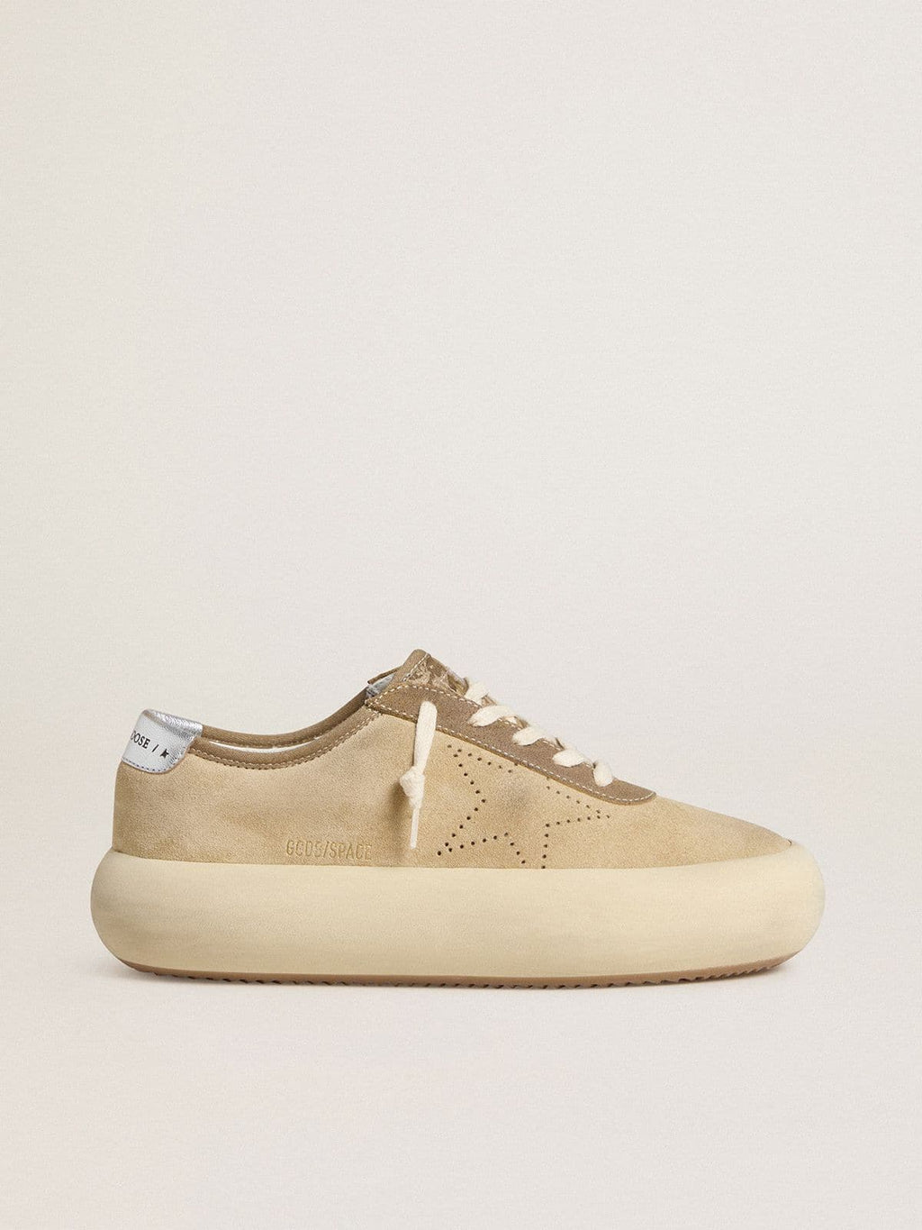 Golden Goose Space Star Uomo in Suede Beige con Stella Tarforata e Talloncino Laminato Argento
