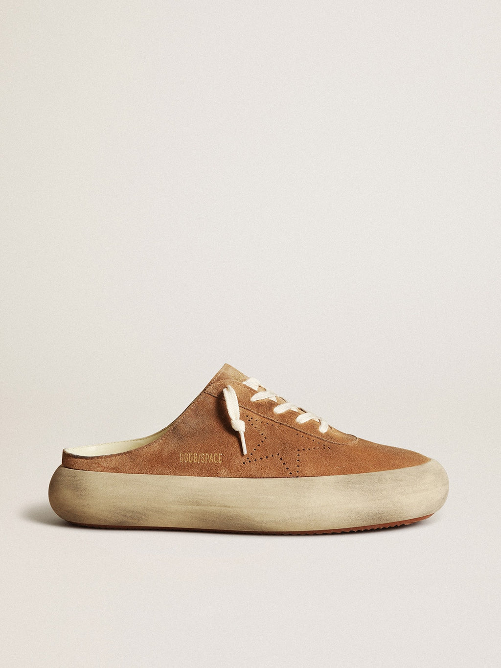Golden Goose Space Star Sabot Uomo in Suede Color Tabacco con Stella Traforata