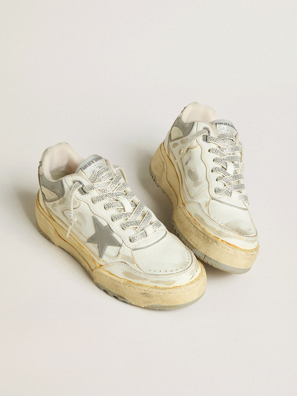 Golden Goose Forty2 Uomo in Pelle Bianca e Lacci con Cristalli Swarovski e Stella Grigia