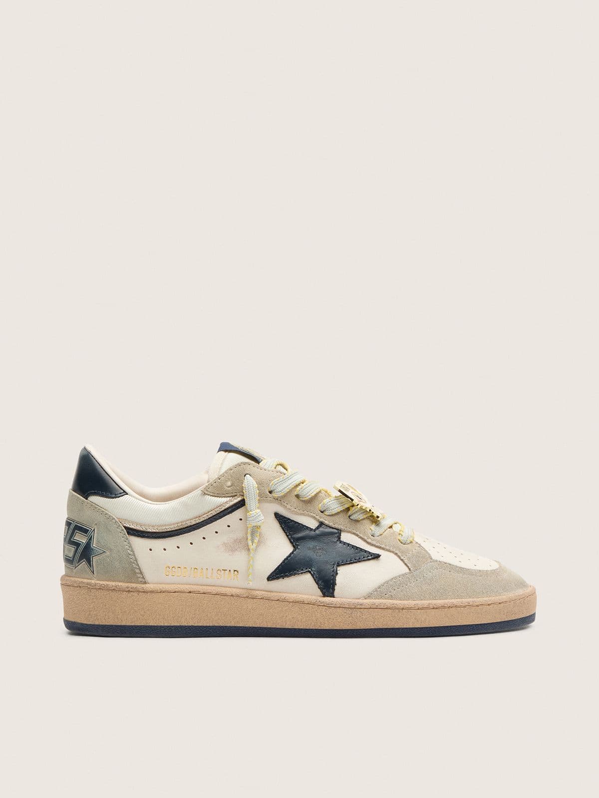 Golden Goose Ball Star Ltd Uomo in Pelle Bianca e Suede Grigio Chiaro con Stella Blu Scuro e Skins Applicata