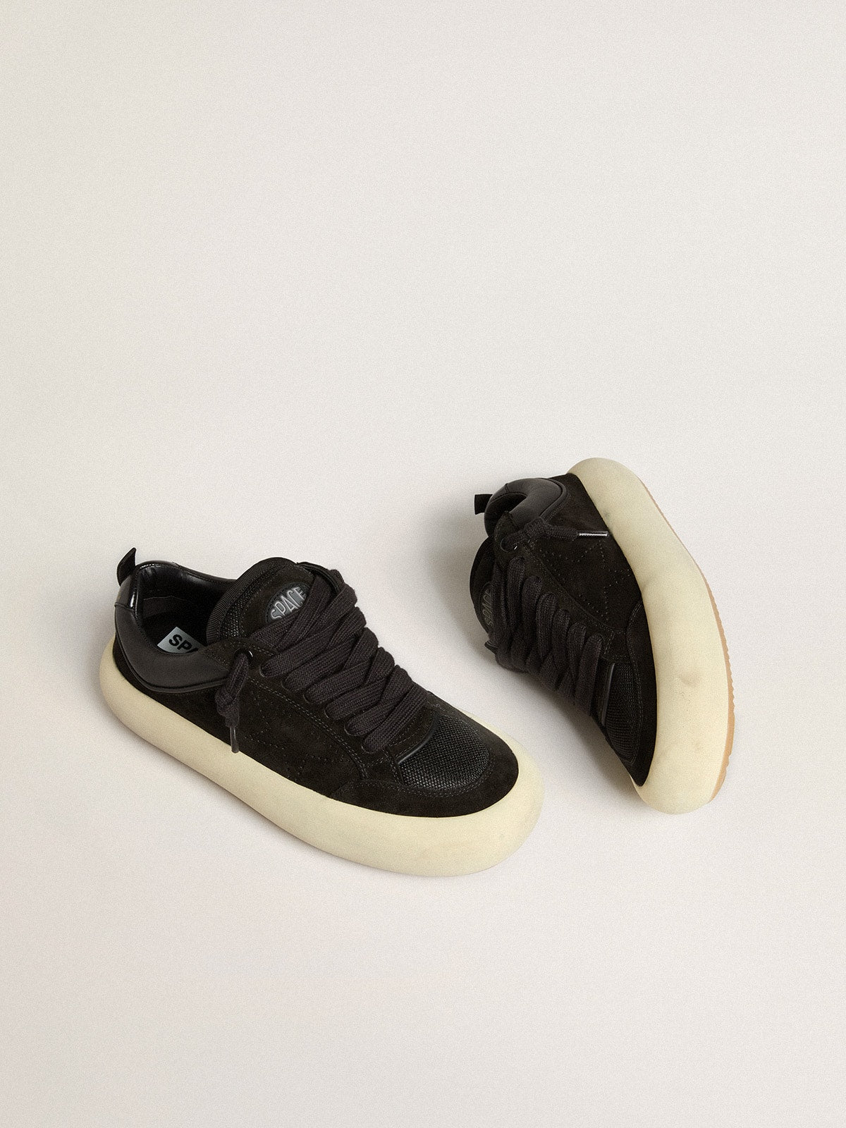 Golden Goose Space Star Cube Uomo in Suede Nero con Stella Traforata