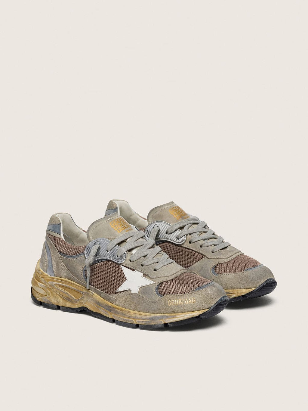 Golden Goose Dad Star Uomo in Suede Tortora e Rete Argento con Stella in Pelle Bianca e Talloncino in Suede