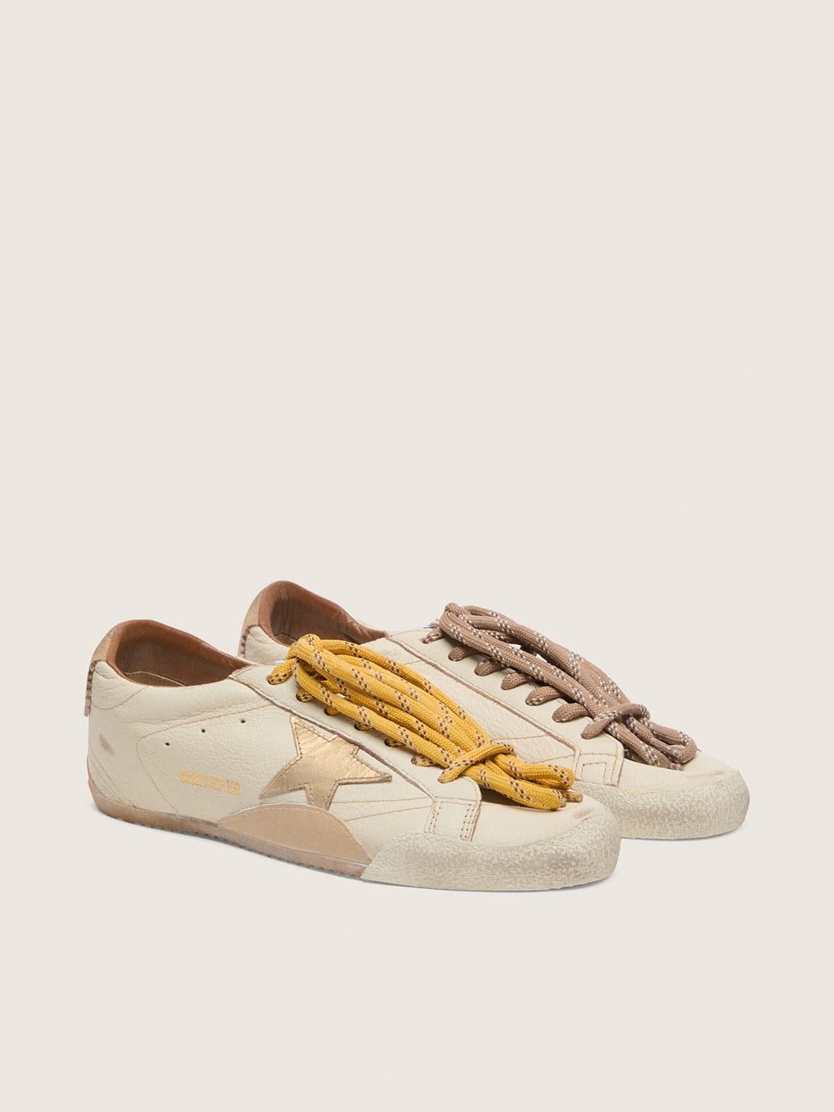 Golden Goose True-Star Uomo in Nappa Bianca con Stella in Pelle Laminata Oro e Talloncino in Suede Beige