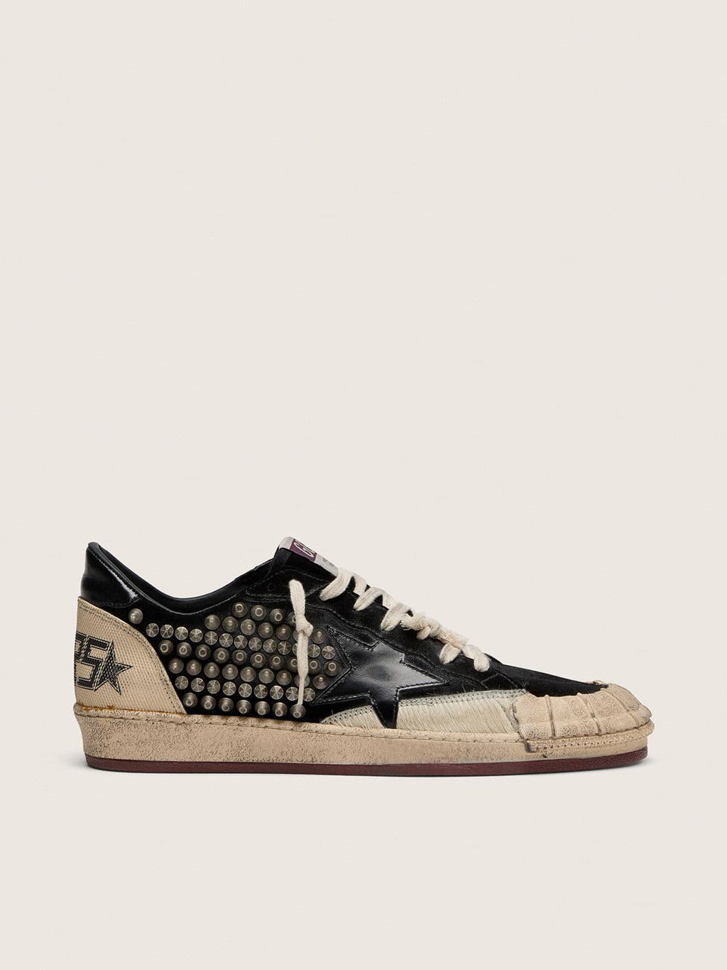 Golden Goose Ball Star Uomo Lab in Suede Nero con Borchie e Stella in Pelle Lucida Nera