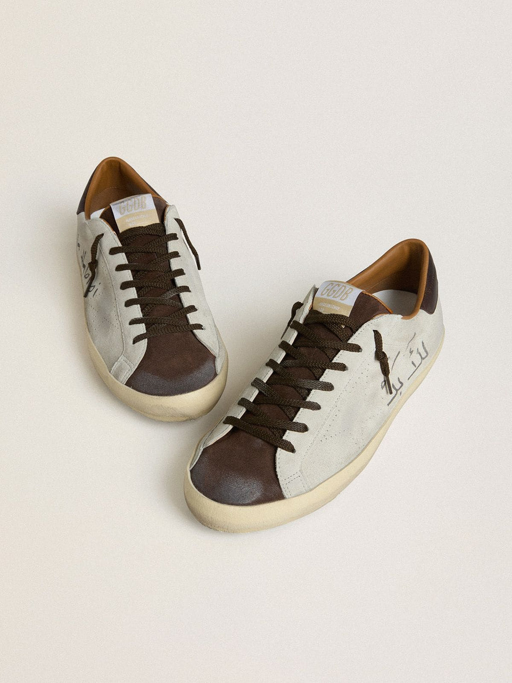 Golden Goose Super-Star Uomo Ltd in Suede Grigio con Stella Traforata e Linguetta in Suede Ebano