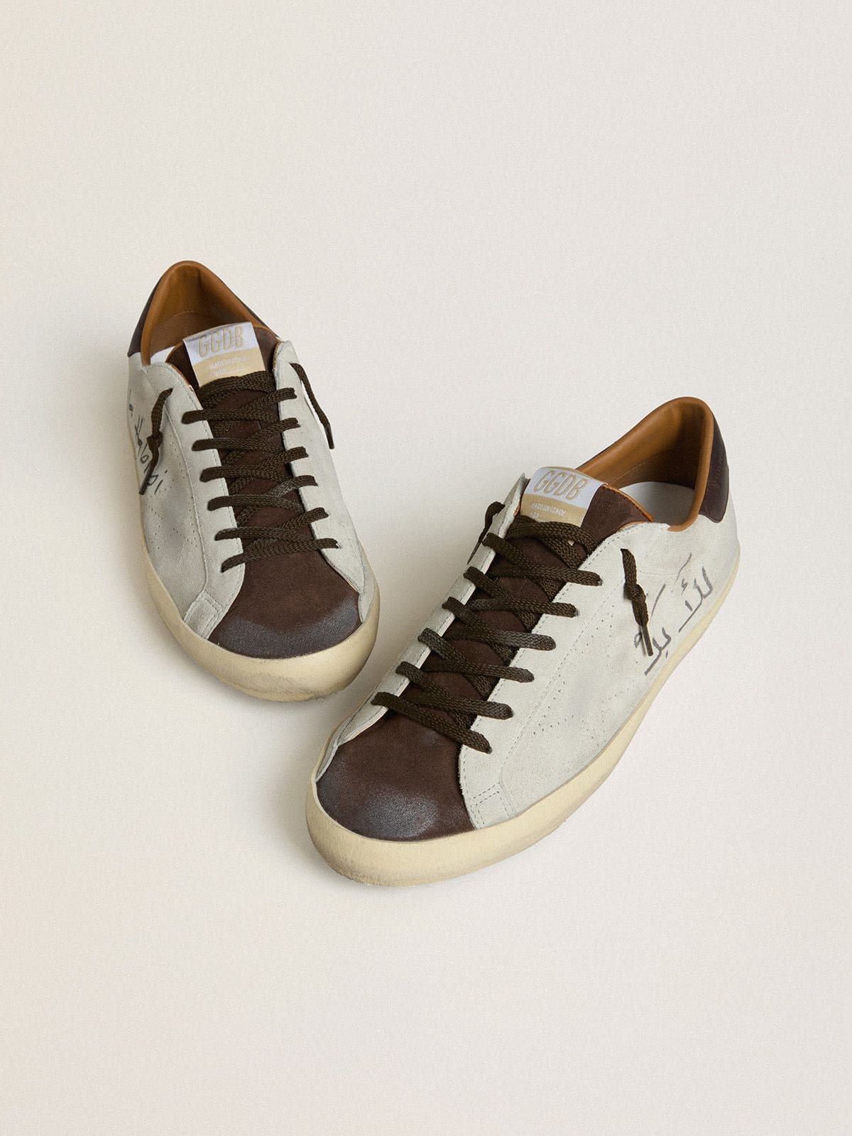 Golden Goose Super-Star Uomo Ltd in Suede Grigio con Stella Traforata e Linguetta in Suede Ebano