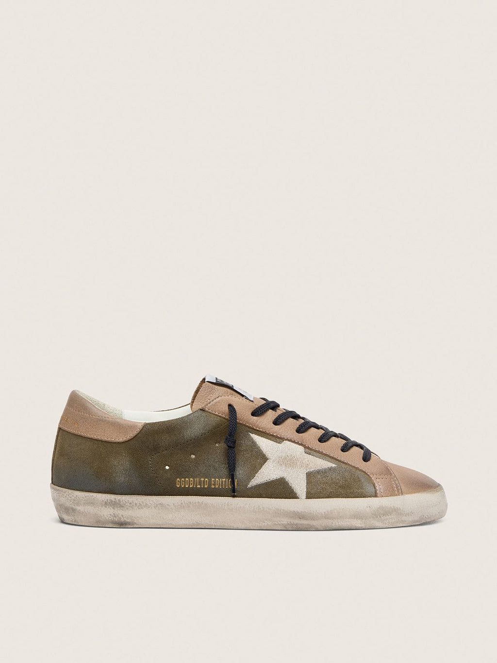 Golden Goose Super-Star Ltd Uomo in Suede Verde Oliva con Stella Ricamata in Color Crema