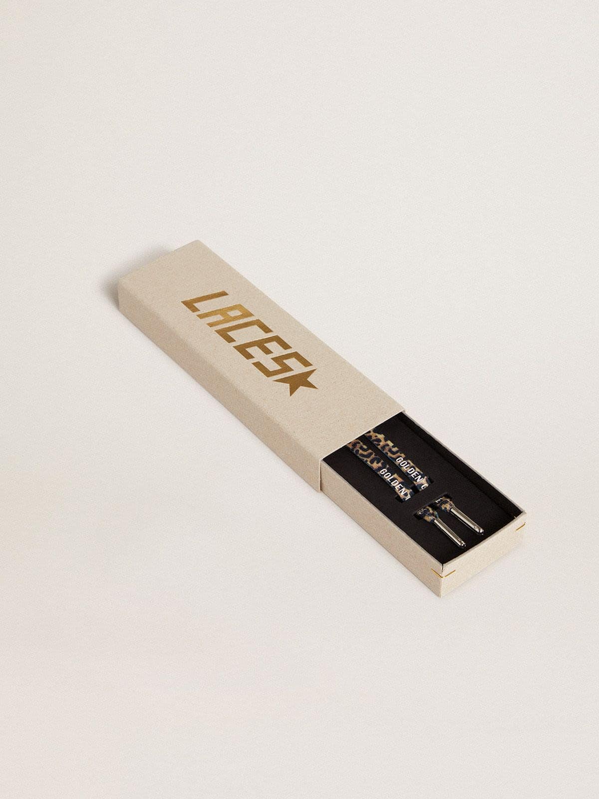 Golden Goose Lacci con stampa leopardata beige con logo bianco a contrasto