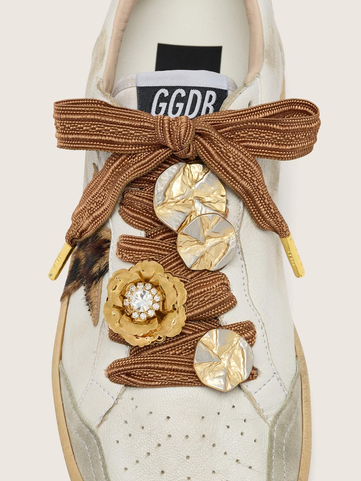Golden Goose Skins laccio ricamato color bordeaux e pesca con charm applicati