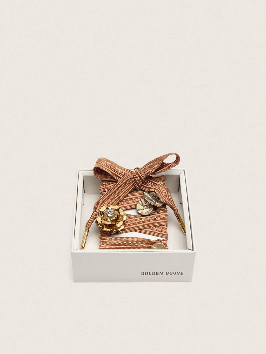 Golden Goose Skins laccio ricamato color bordeaux e pesca con charm applicati