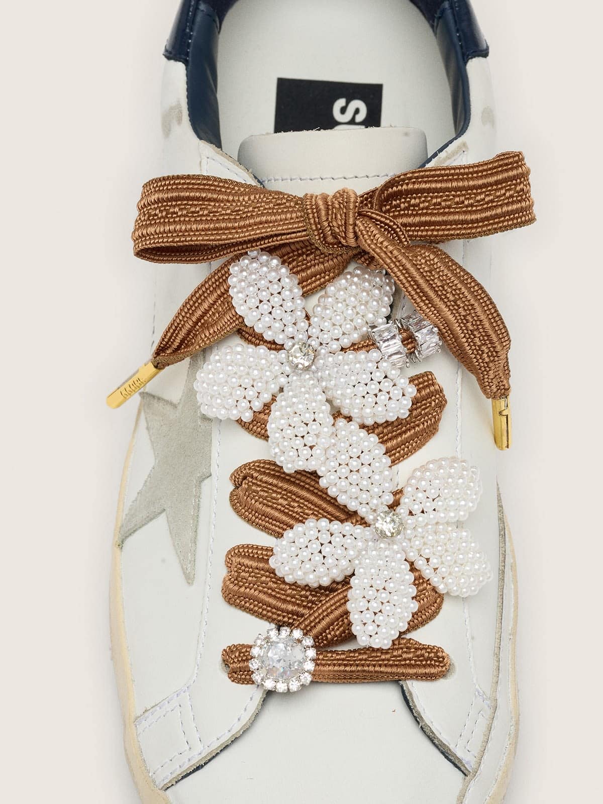 Golden Goose Skins laccio a righe color bordeaux e pesca con charm di perline e charm cristalli