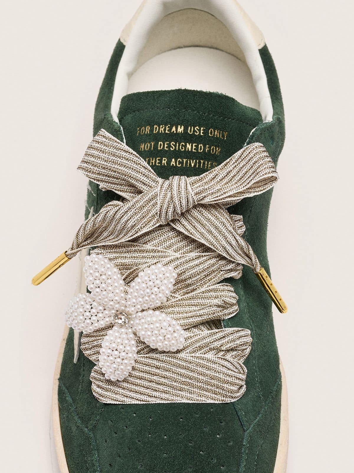 Golden Goose Skins "Vintage" laccio a righe bianche e beige con charm a forma di fiore