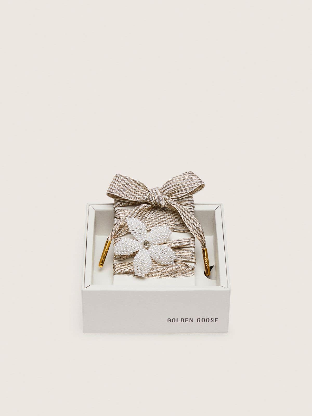 Golden Goose Skins "Vintage" laccio a righe bianche e beige con charm a forma di fiore