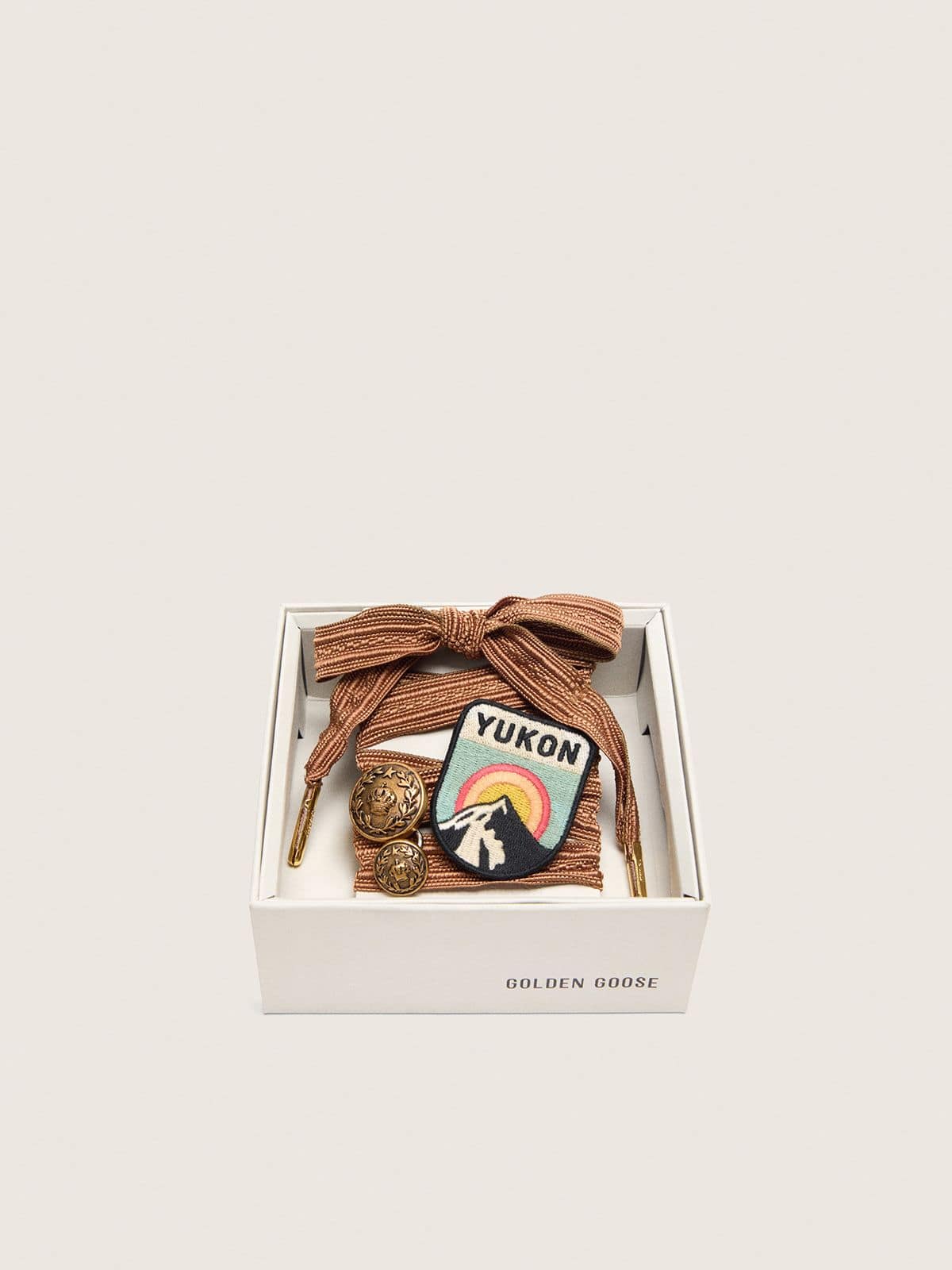 Golden Goose Skins laccio ricamato color bordeaux e pesca con patch e due charm applicati