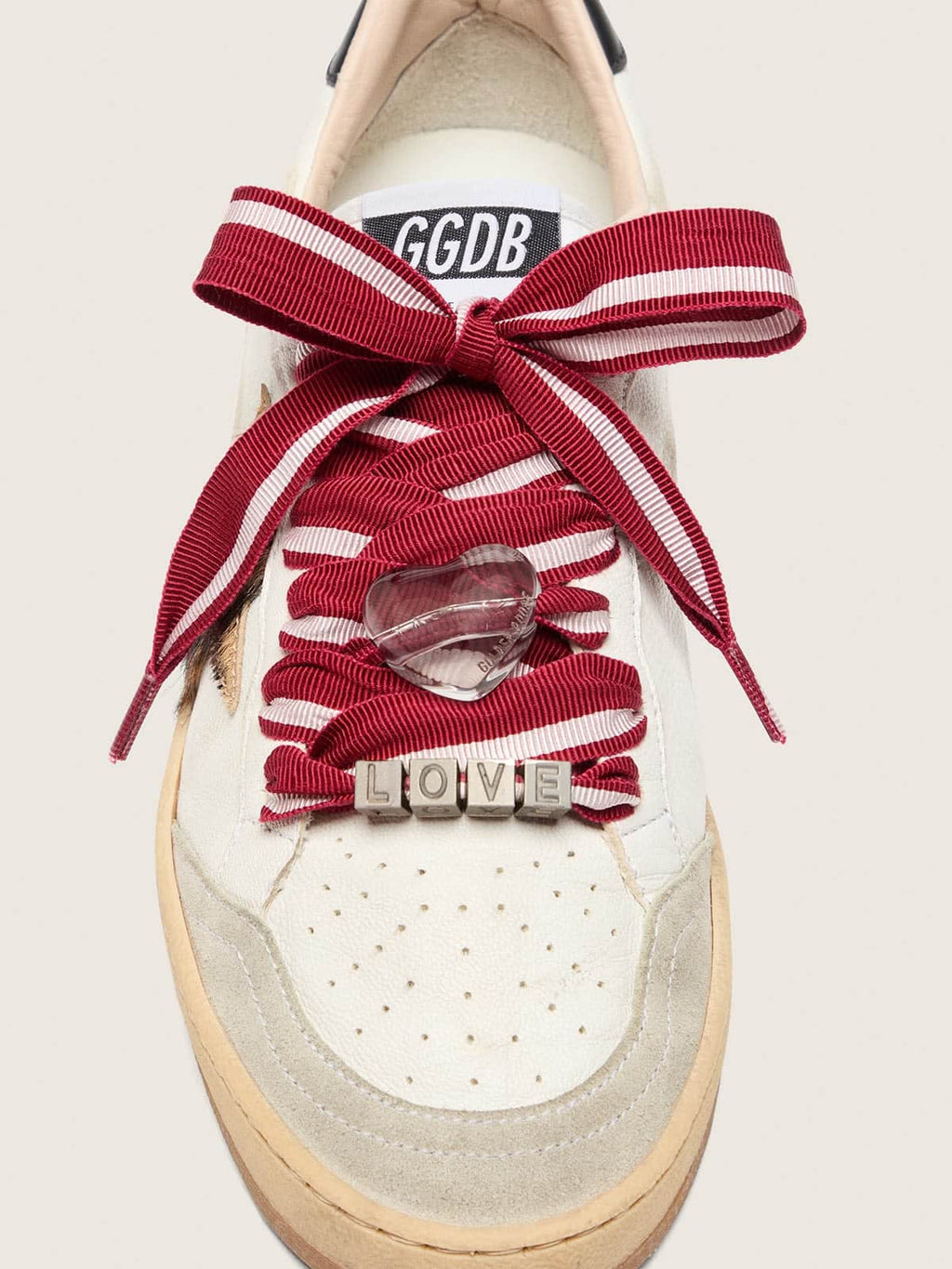 Golden Goose Skins laccio a righe bianche e rosse con charm applicati