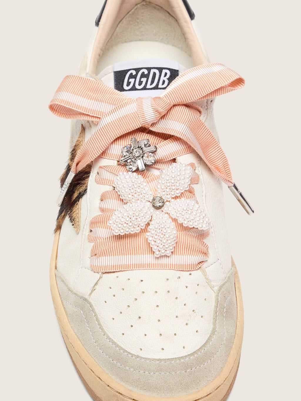 Golden Goose Skins laccio a righe bianche e rosa con charm di perline e charm di cristalli