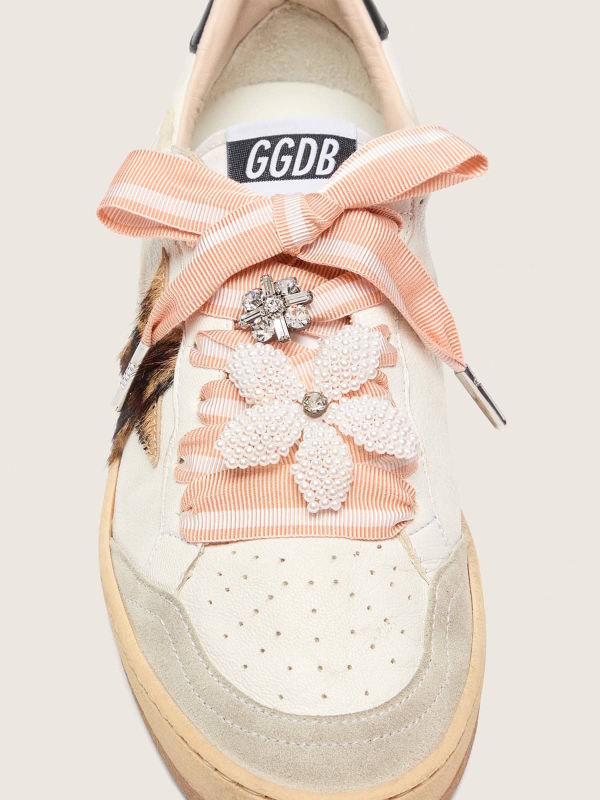 Golden Goose Skins laccio a righe bianche e rosa con charm di perline e charm di cristalli