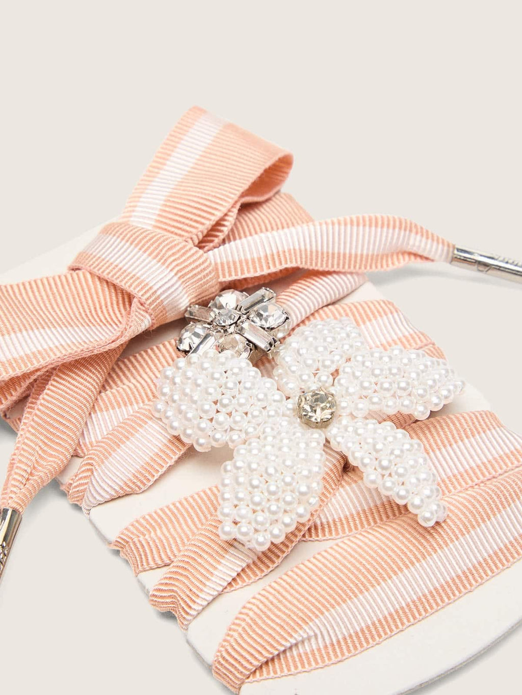 Golden Goose Skins laccio a righe bianche e rosa con charm di perline e charm di cristalli