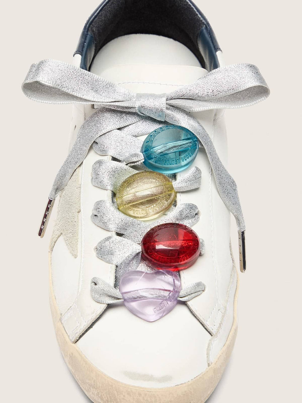 Golden Goose Skins laccio argentato con quattro charm colorati