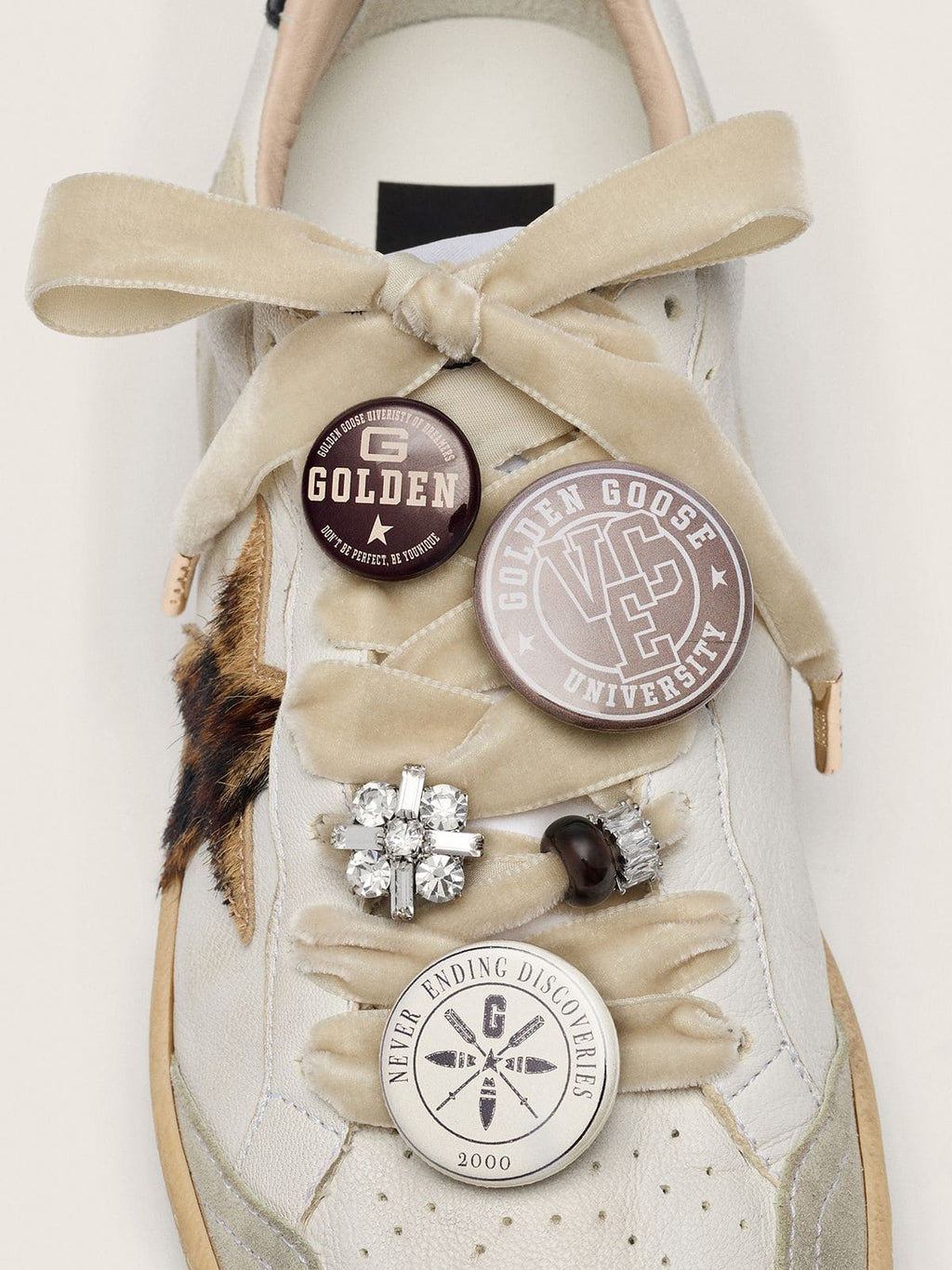 Golden Goose Skins laccio rosa cipria con charm e spille