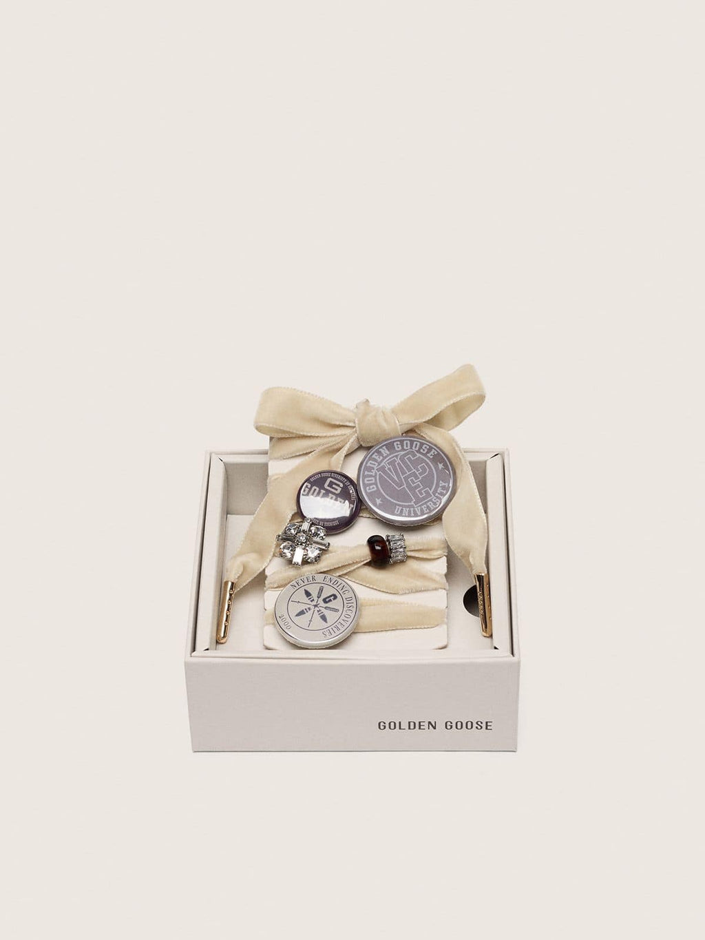 Golden Goose Skins laccio rosa cipria con charm e spille