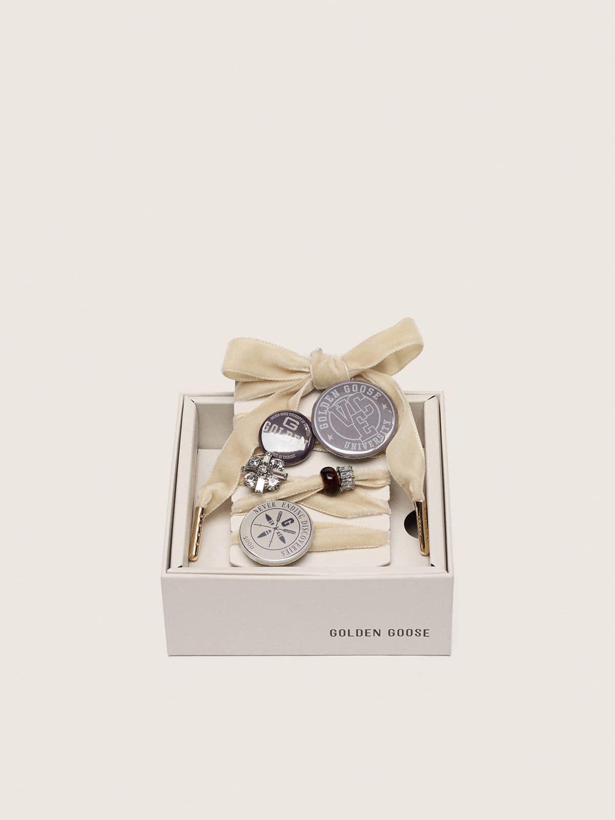 Golden Goose Skins laccio rosa cipria con charm e spille