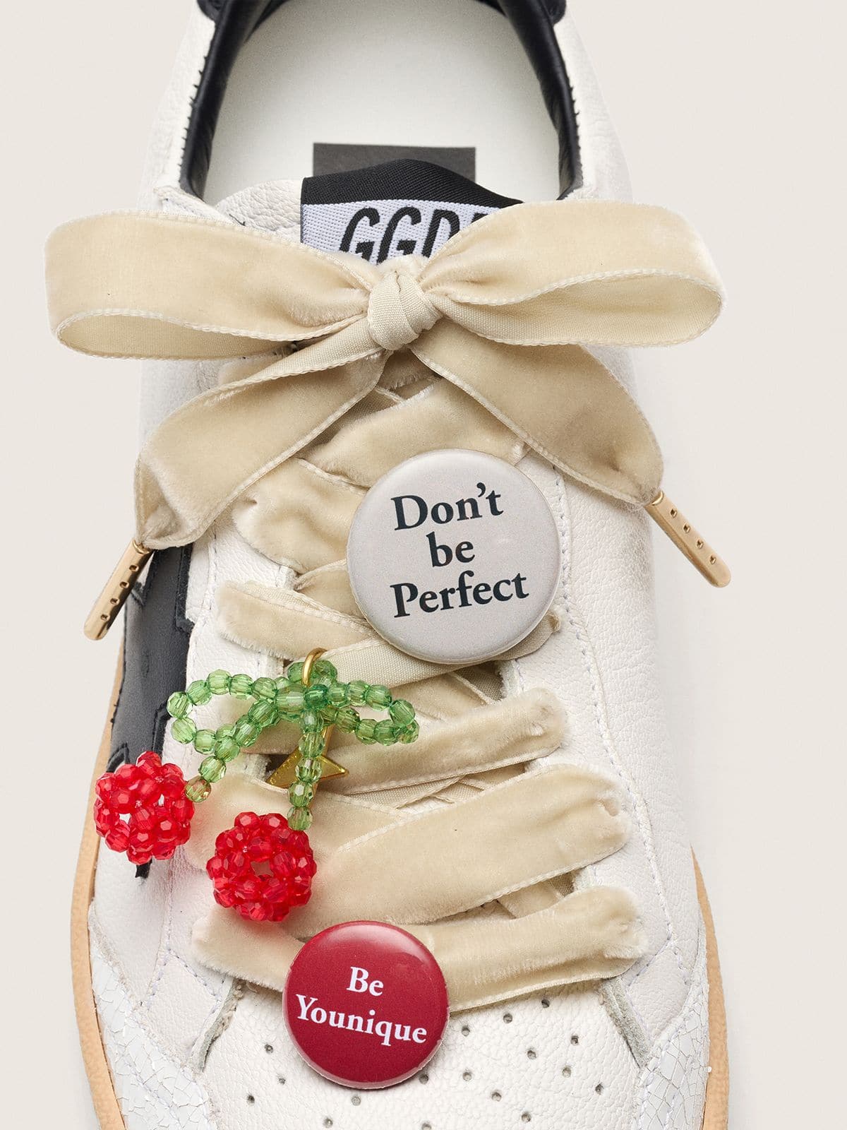 Golden Goose Skins laccio rosa cipria con charm e spille