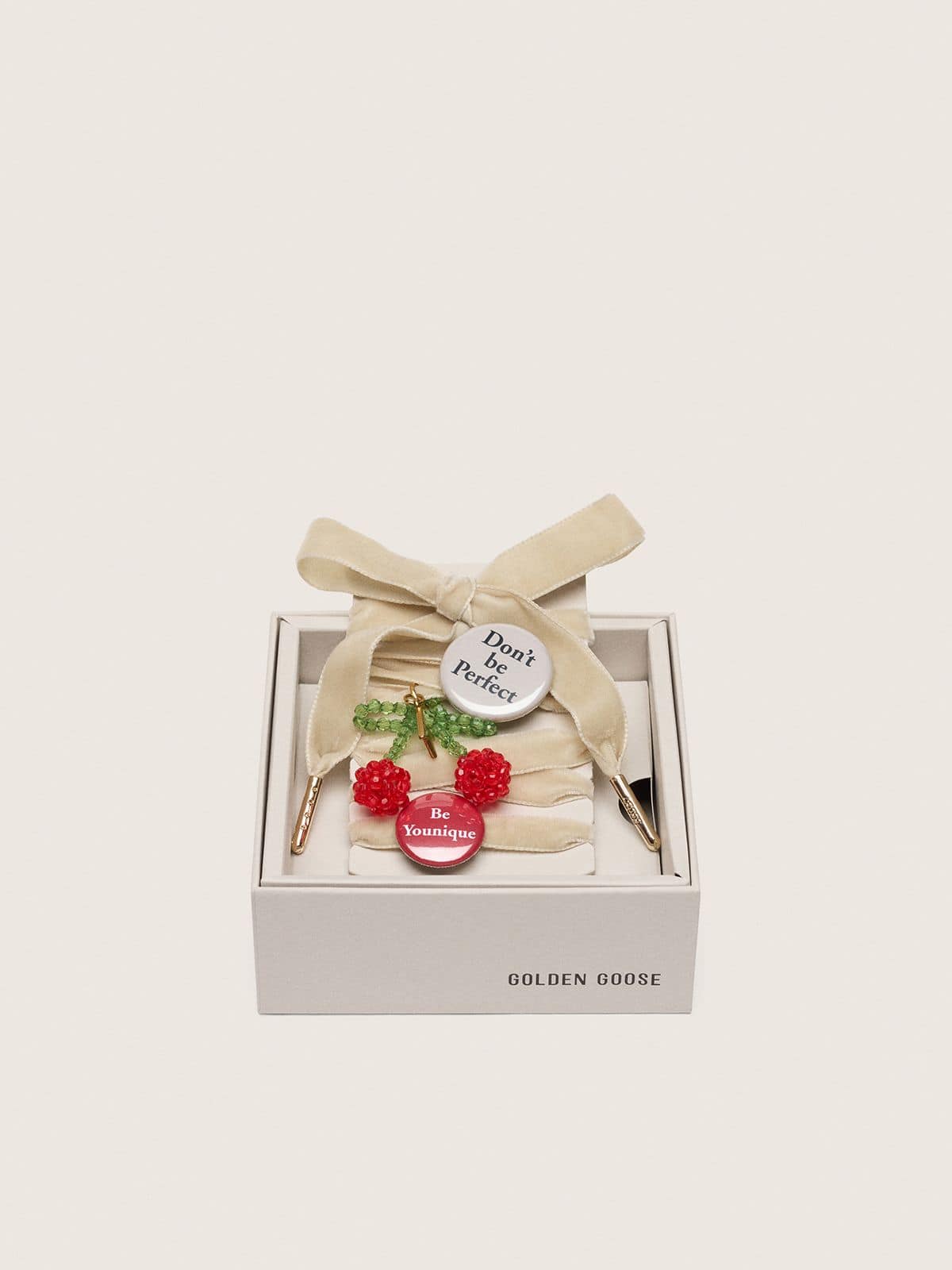 Golden Goose Skins laccio rosa cipria con charm e spille