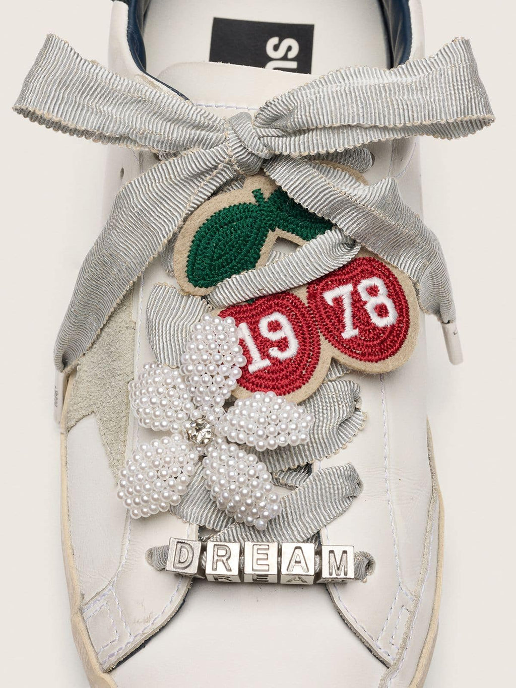 Golden Goose Skins laccio argento con charm e applicazioni