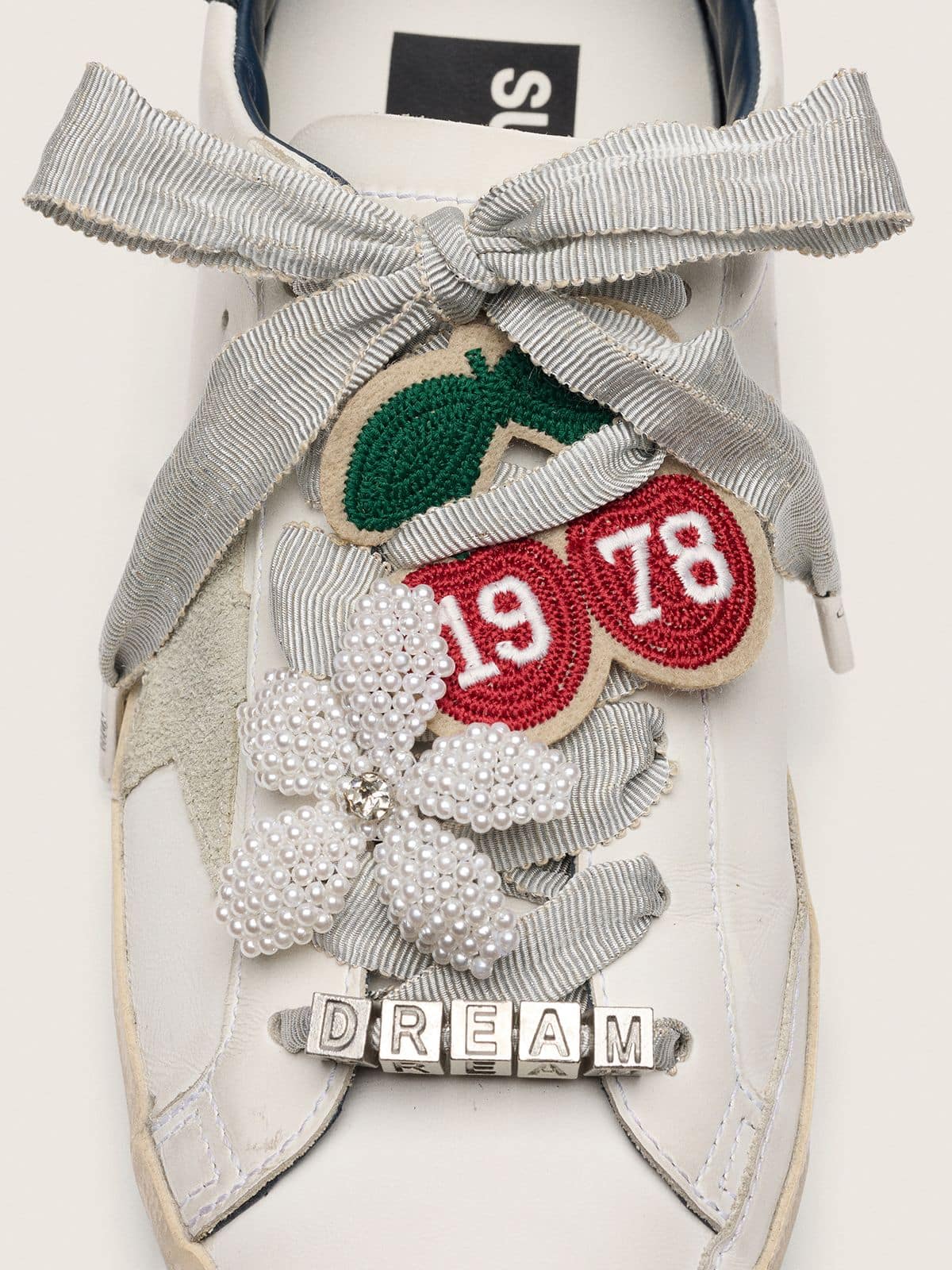 Golden Goose Skins laccio argento con charm e applicazioni