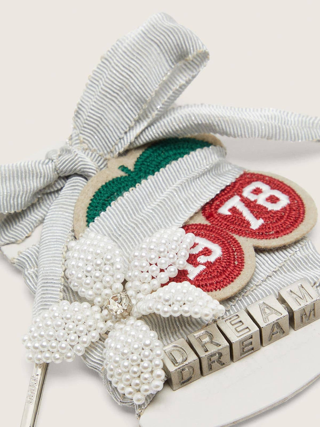 Golden Goose Skins laccio argento con charm e applicazioni