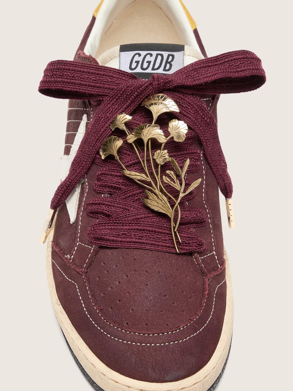 Golden Goose Skins CNY laccio in lana bordeaux con spilla fiori dorata