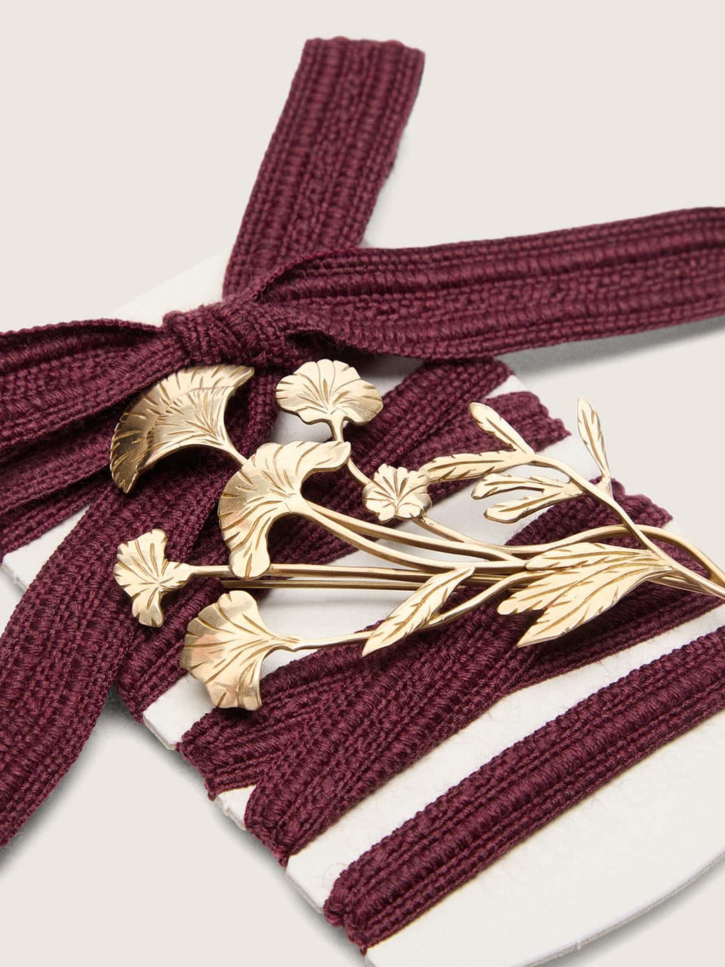 Golden Goose Skins CNY laccio in lana bordeaux con spilla fiori dorata