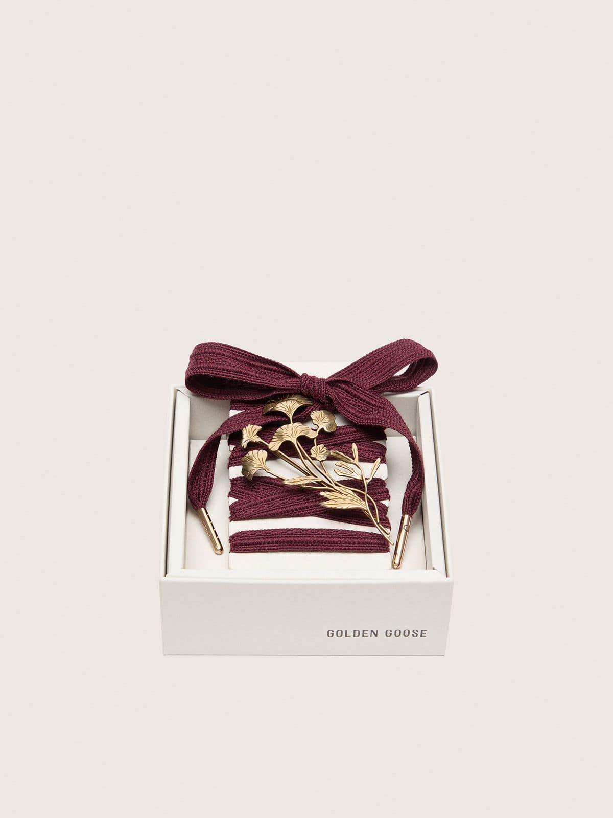 Golden Goose Skins CNY laccio in lana bordeaux con spilla fiori dorata