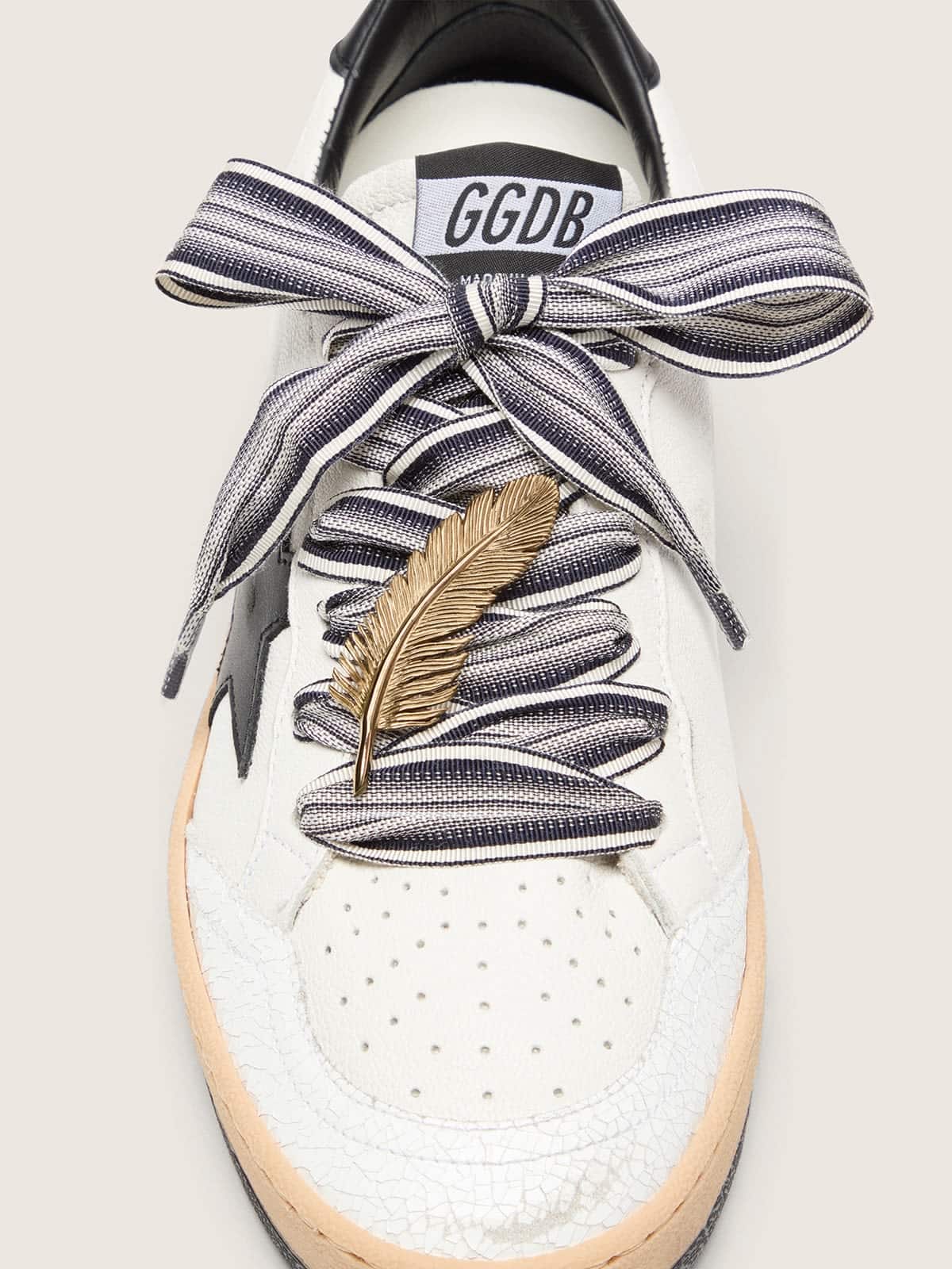 Golden Goose Skins laccio a righe con charm piuma dorato