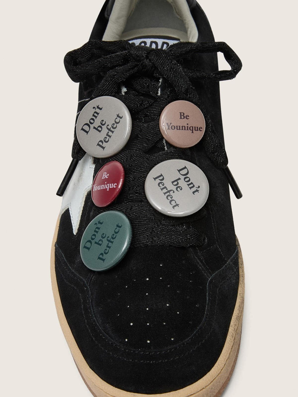 Golden Goose Skins laccio nero con spille multicolor
