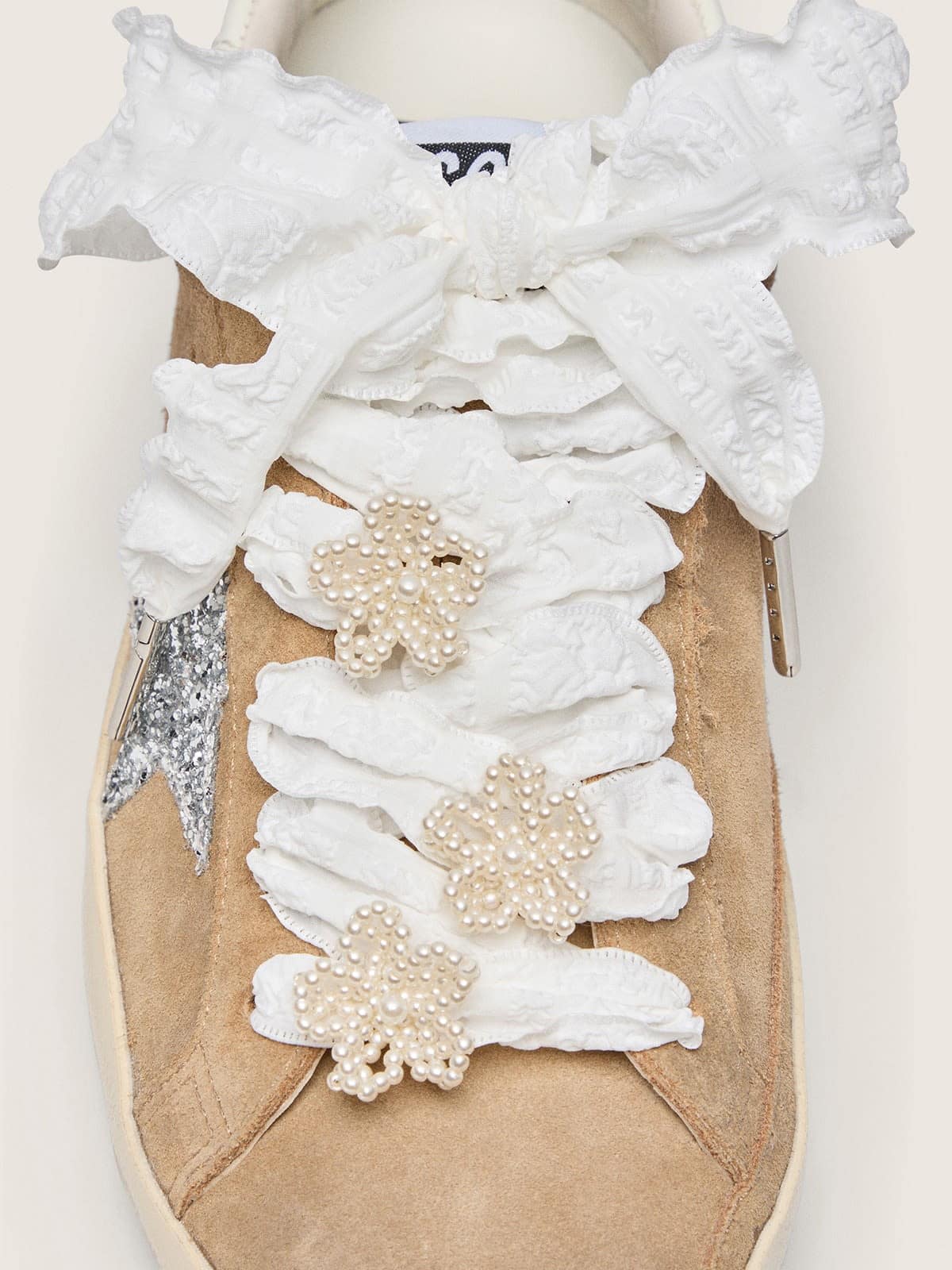 Golden Goose Skins laccio bianco arricciato con applicazioni in perle a forma di fiore