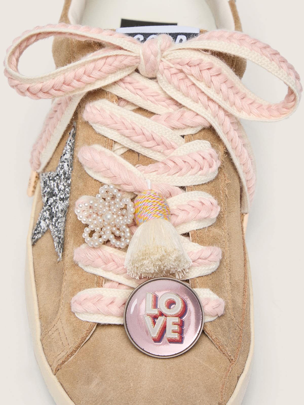 Golden Goose Skins laccio beige chiaro con intrecci rosa, spilla e applicazioni