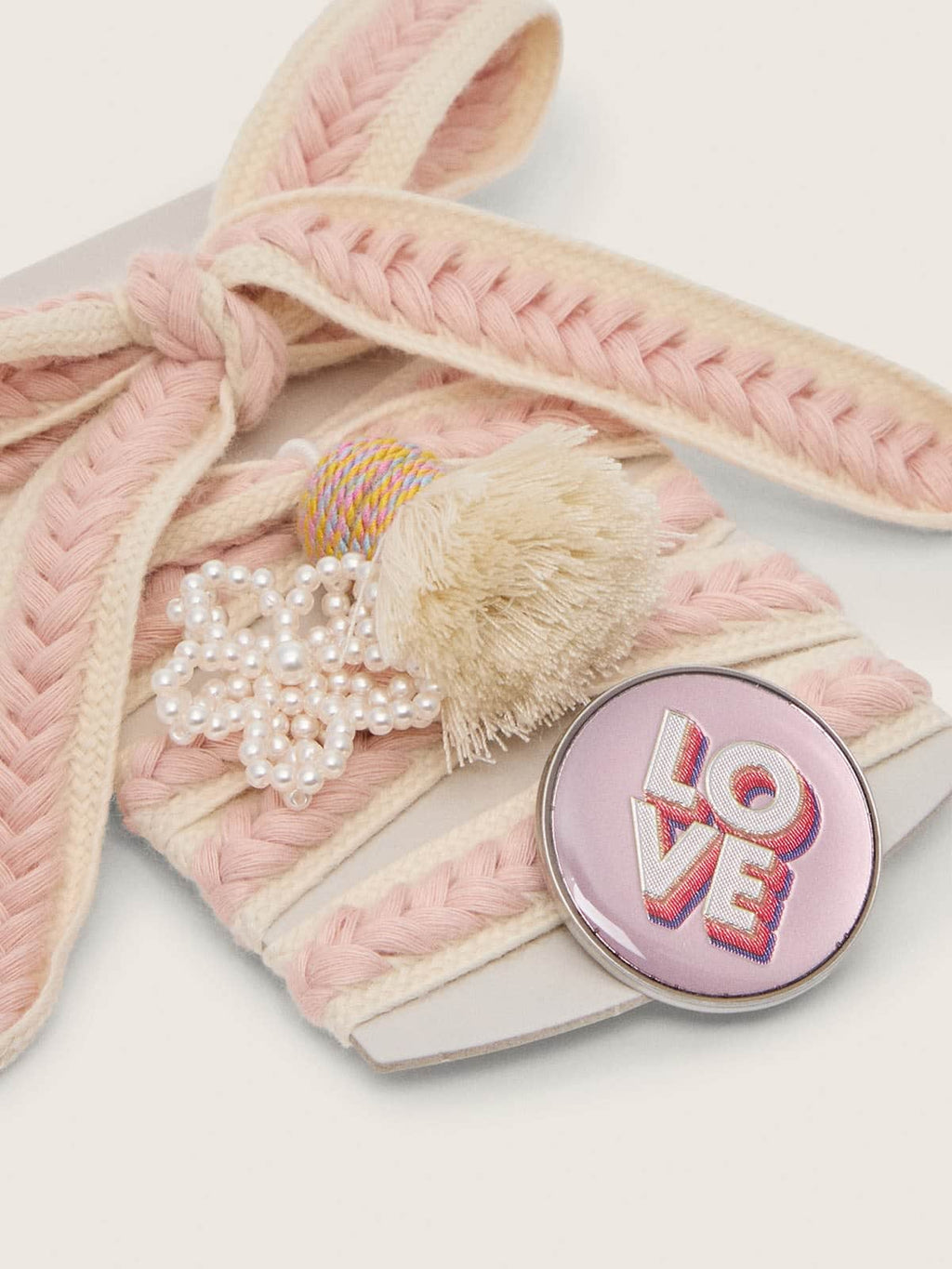 Golden Goose Skins laccio beige chiaro con intrecci rosa, spilla e applicazioni